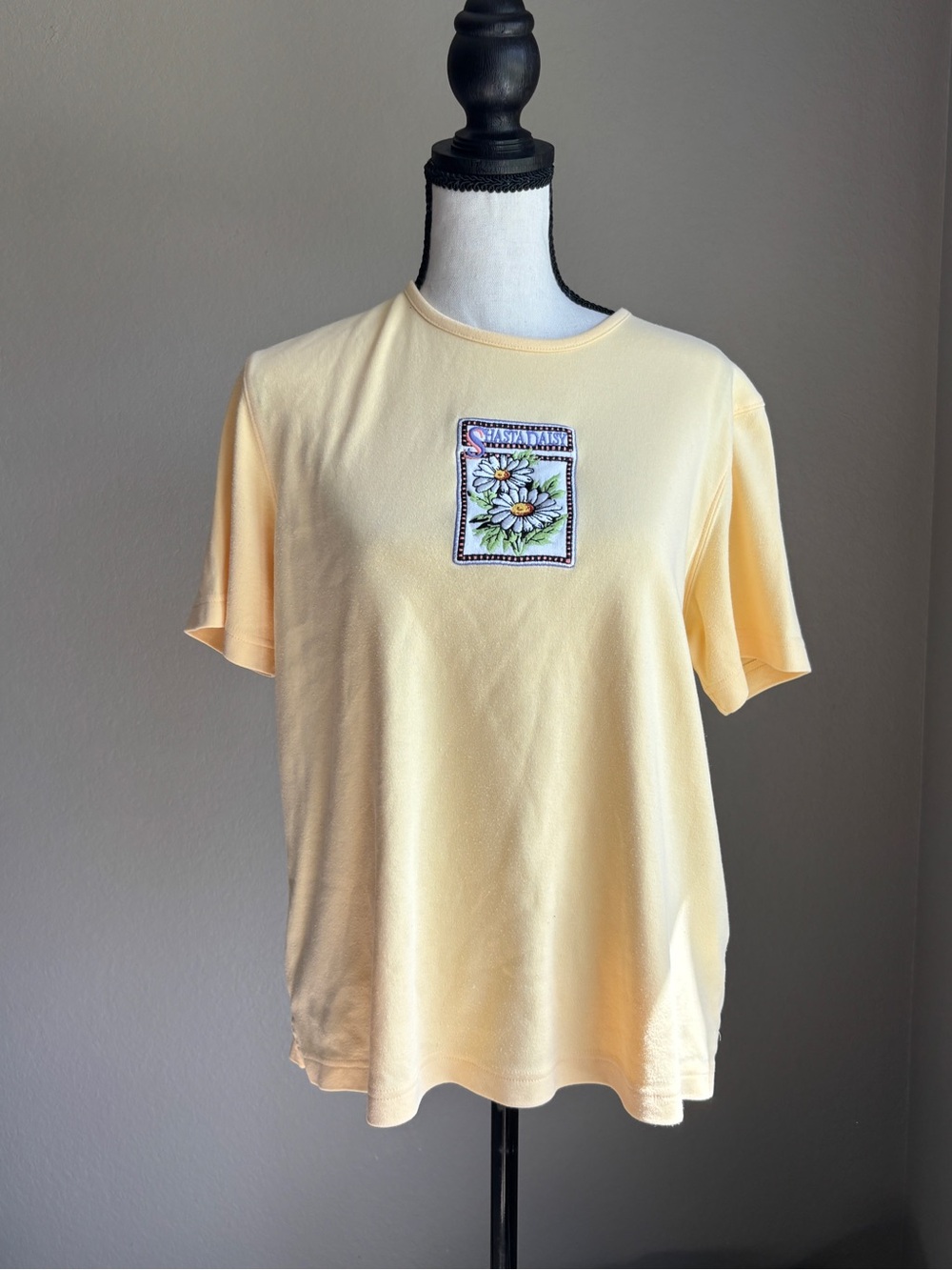 Classic Elements Pale Yellow Short Sleeve Tee with Floral Patch women’s M